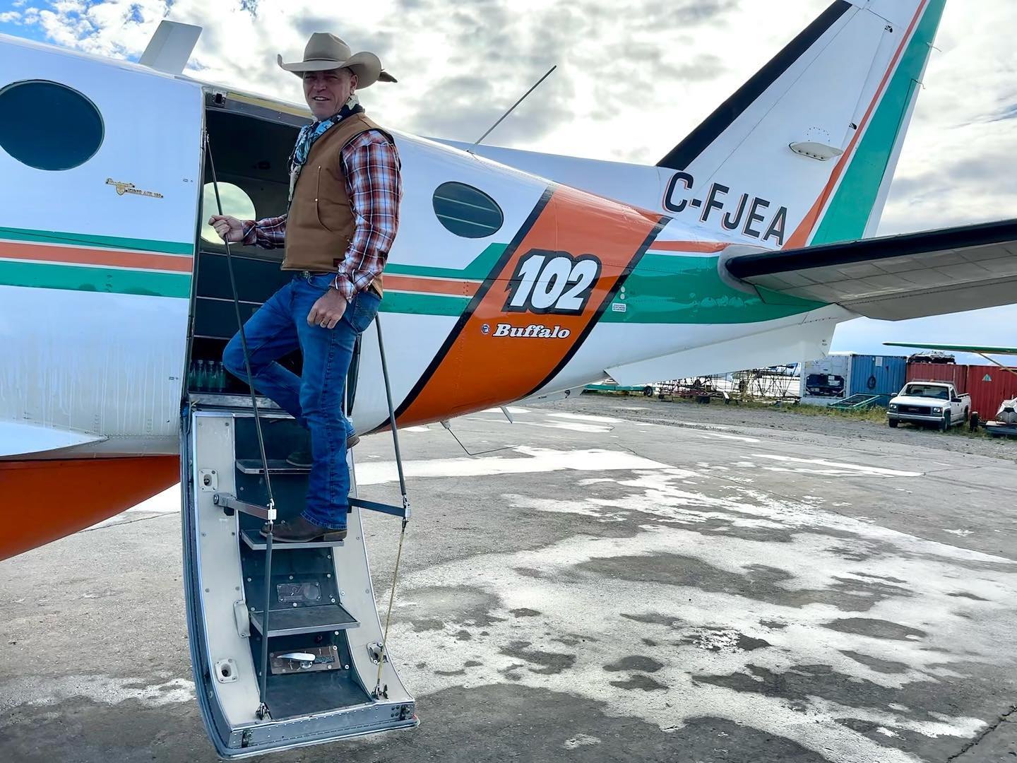 Bird dog King Air C-FJEA, tanker 102, in fire colours with country star George Canyon boarding